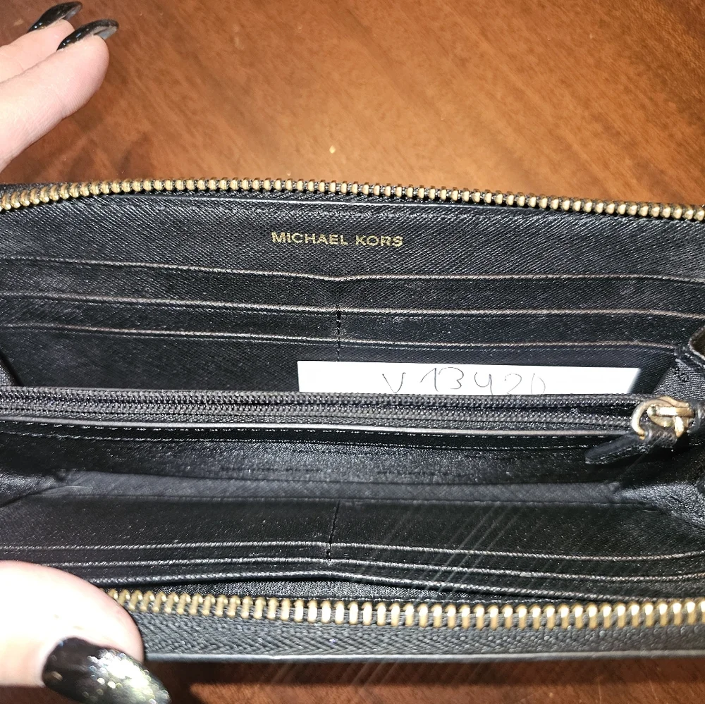 Michael Kors Wallet in black zippy wallet - Picture 6 of 9